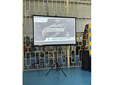 Екран на тринозі ELITE SCREENS T84UWV1
