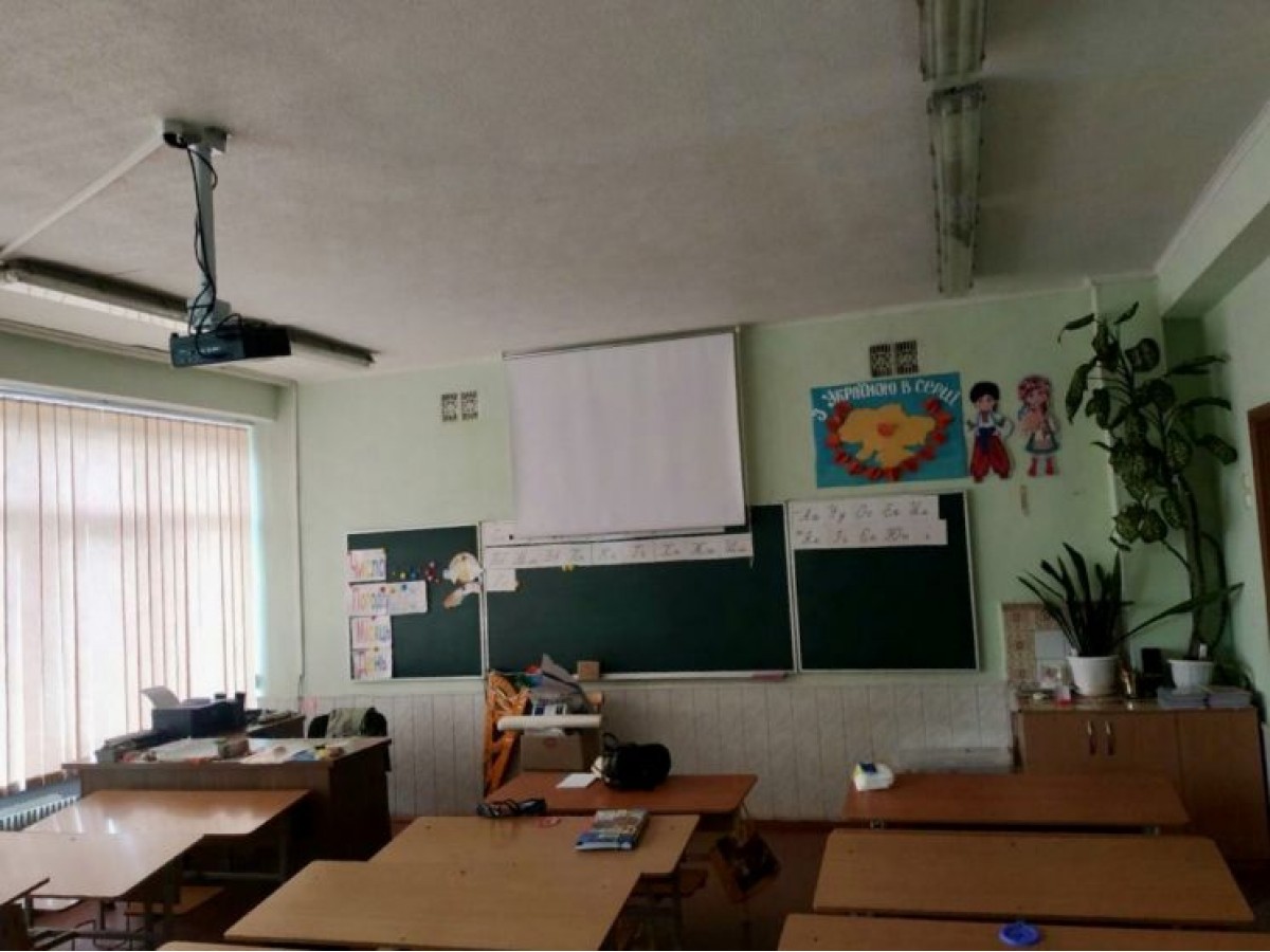 Рулонный экран ПРО-ЭКРАН на 68 дюймов для школы